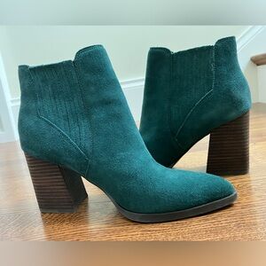 MARC FISHER Ellard green suede pointy toed booties chunky block heel pull on 9